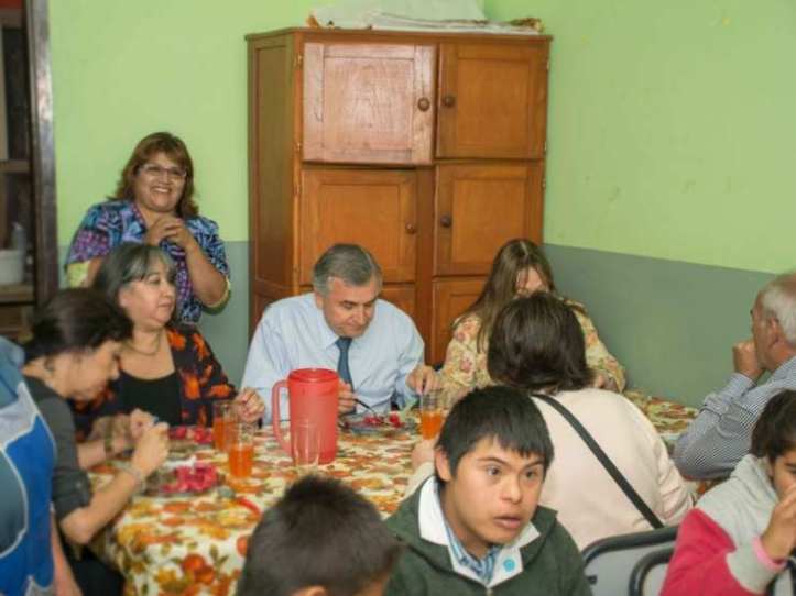 Morales almuerza con niños en un establecimiento educativo (archivo)